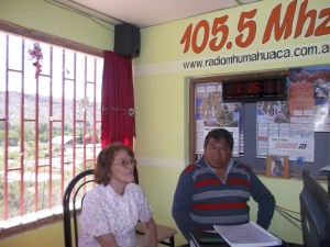 Alcira acompañada de uno de los presidentes de las comunidades en una de  las radios locales